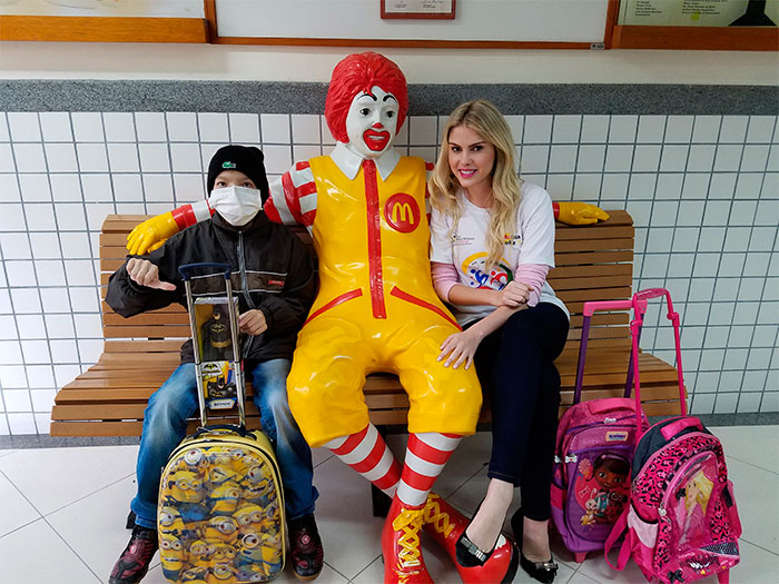  Bárbara Evans visita crianças em apoio ao McDia Feliz