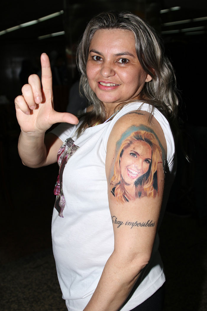 Fã de Lucero a recebe no aeroporto com tatuagem do seu rosto