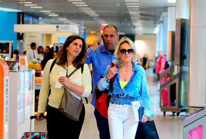  Ana Maria Braga surge estilosa em aeroporto no Rio