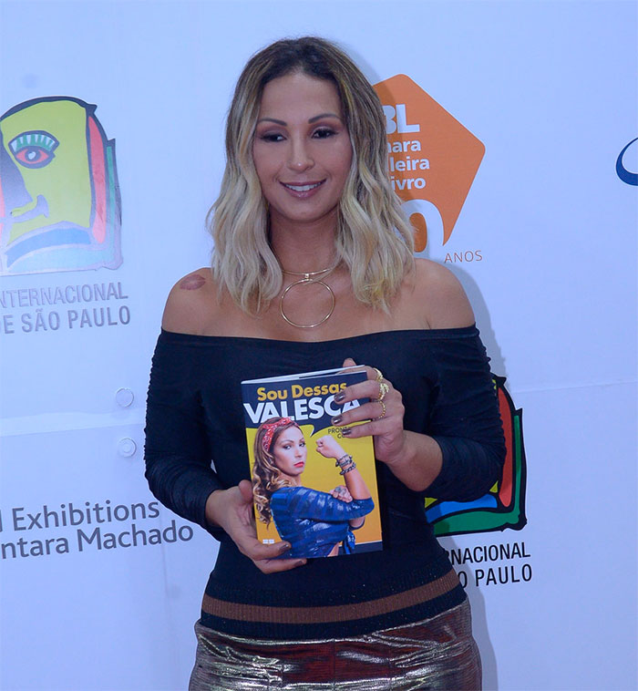 Com look elegante, Valesca lança livro na Bienal de SP