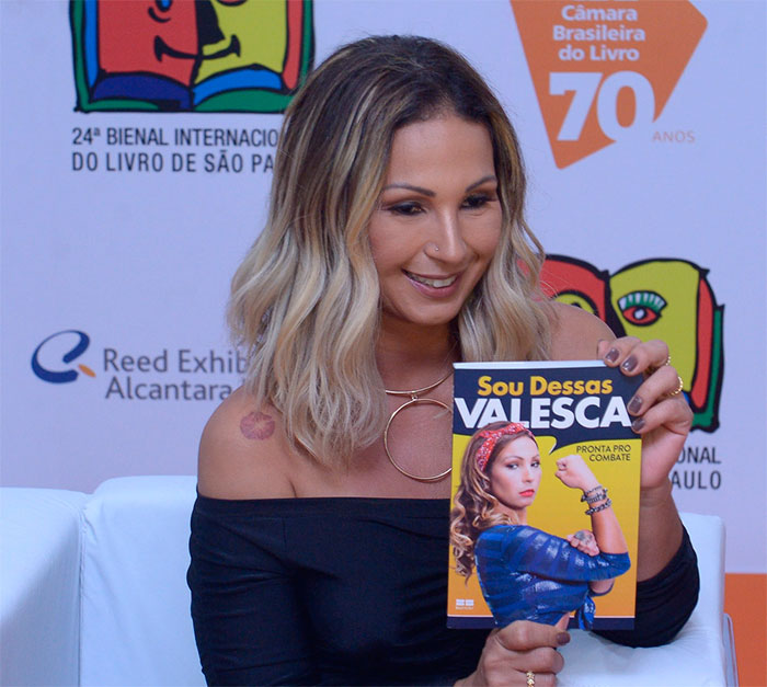 Com look elegante, Valesca lança livro na Bienal de SP