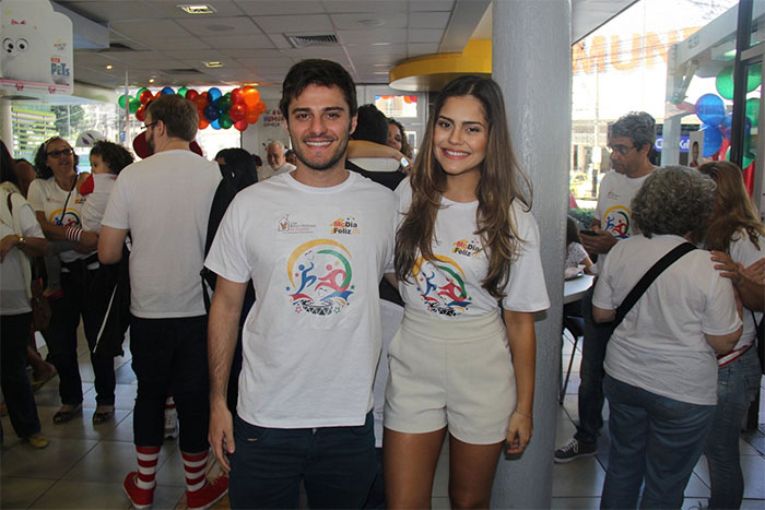 Jessika Alves e Hugo Bonemer fazem a festa no McDia Feliz