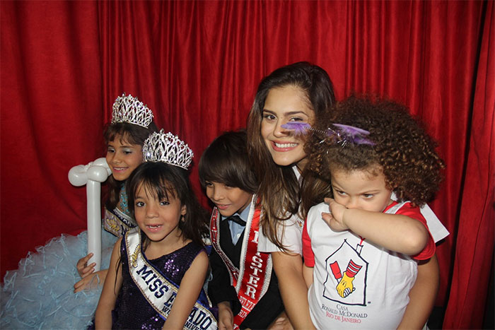 Jessika Alves e Hugo Bonemer fazem a festa no McDia Feliz