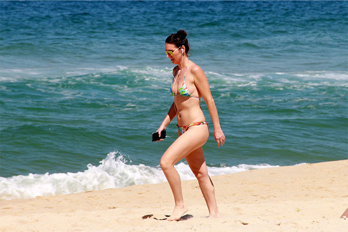 Glenda Koslowski exibe o corpão em caminhada na praia