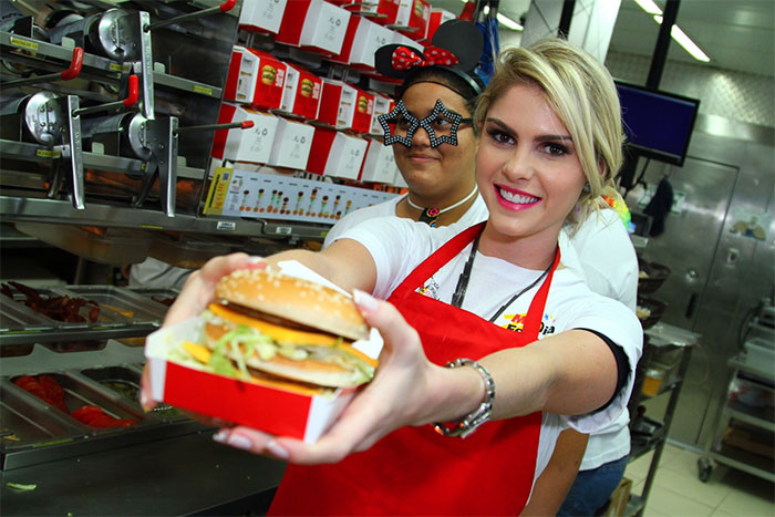 Bárbara Evans prepara sanduíche no Mc Dia Feliz