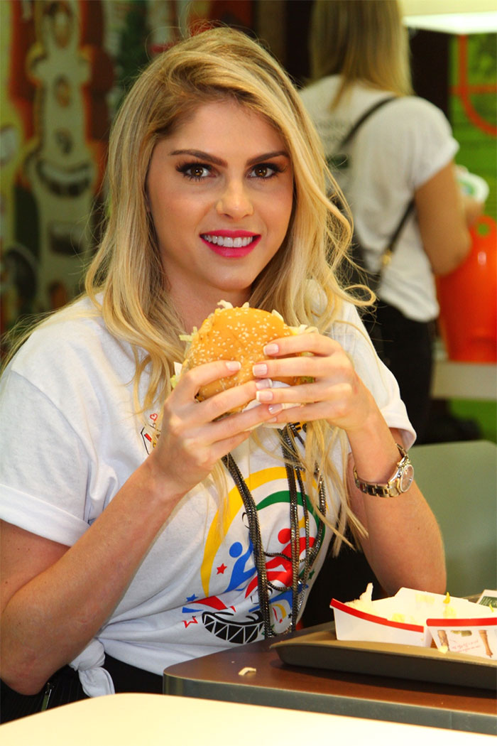 Bárbara Evans prepara sanduíche no Mc Dia Feliz