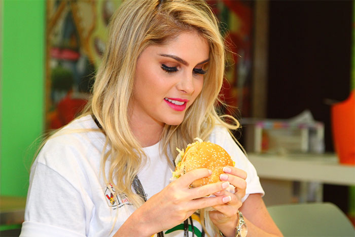 Bárbara Evans prepara sanduíche no Mc Dia Feliz