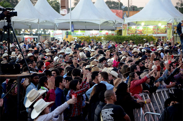 Fã agarra Mariano, da dupla com Munhoz, em show em Barretos