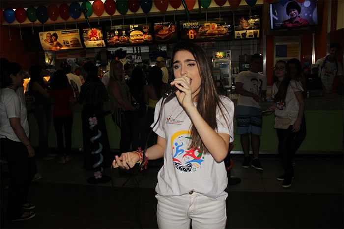 Com a irmã, Lexa prestigia o McDia Feliz no Rio de Janeiro