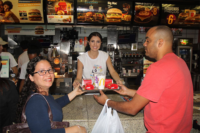 Com a irmã, Lexa prestigia o McDia Feliz no Rio de Janeiro