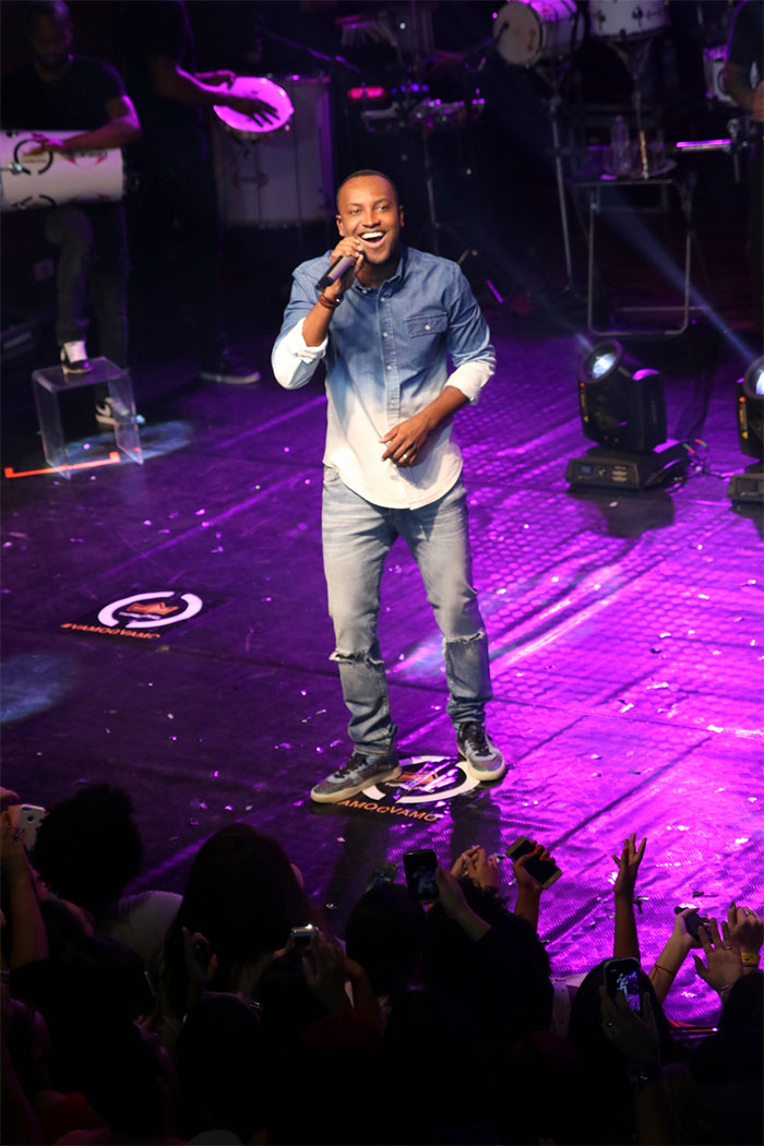 Thiaguinho manda beijo para fotógrafo durante show em SP