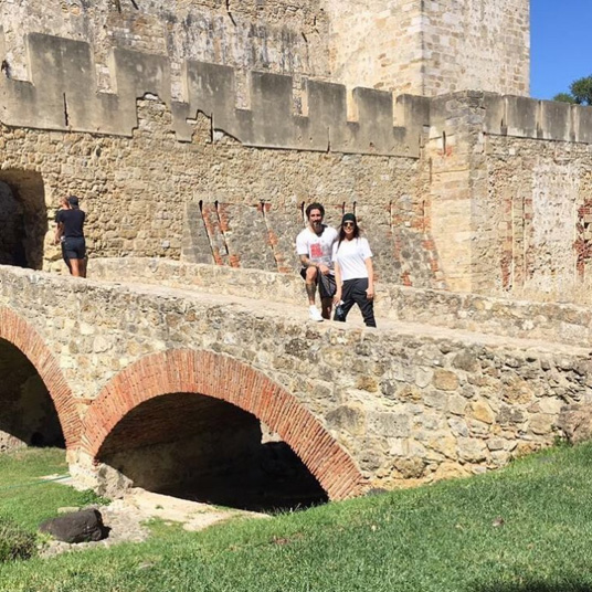 Em total sintonia, os dois posaram para fotos, nos principais pontos turísticos da região, como o Castelo de São Jorge