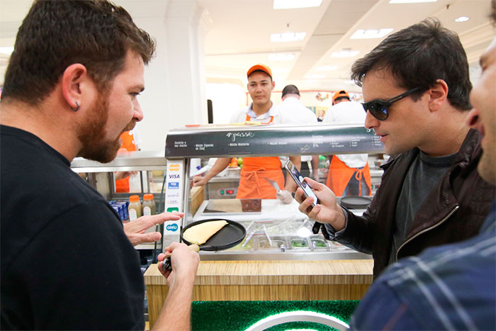  Rodrigo Scarpa usa tapioca para armação com chef Guga Rocha