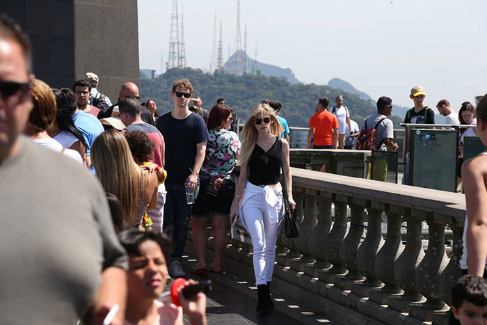 Carlson Young visita o Cristo Redentor com o noivo