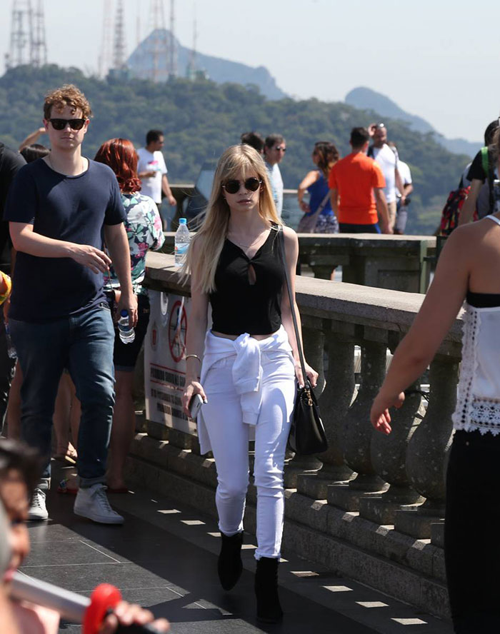 Carlson Young visita o Cristo Redentor com o noivo