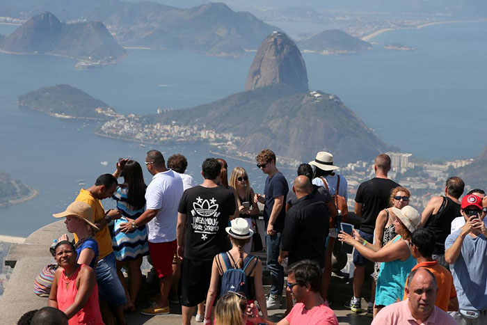 Carlson Young visita o Cristo Redentor com o noivo