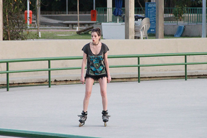 Agatha Moreira aproveita folga para andar de patins no Rio
