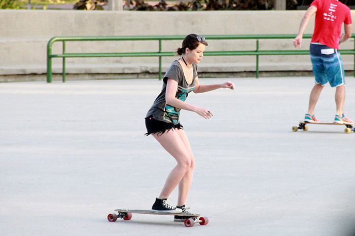 Agatha Moreira aproveita folga para andar de patins no Rio