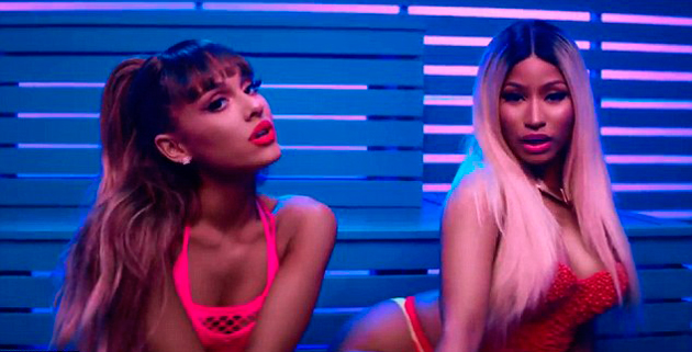 Nicki Minaj e Ariana Grande gravam com lingerie em sauna
