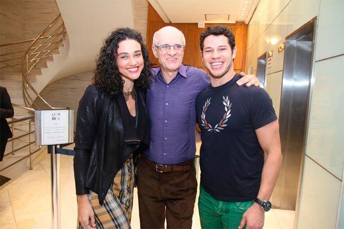 Débora Nascimento e José Loreto esbanjam simpatia em teatro