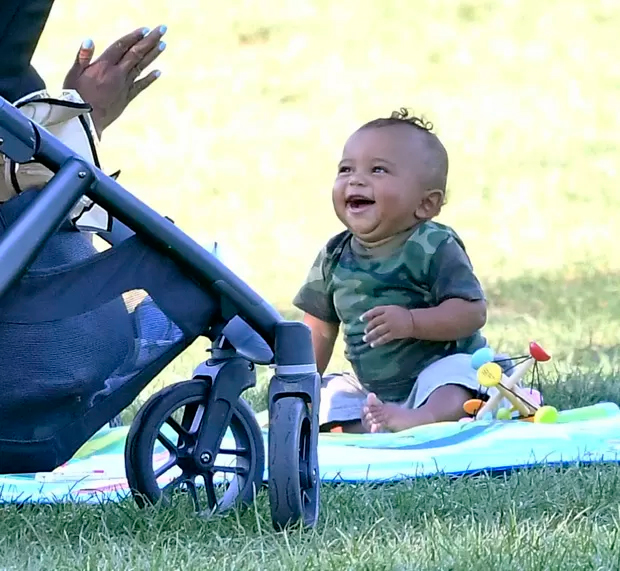 Filho de Kim Kardashian dá show de fofura em picnic