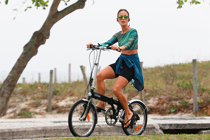 Fernanda Freitas pedala na orla carioca