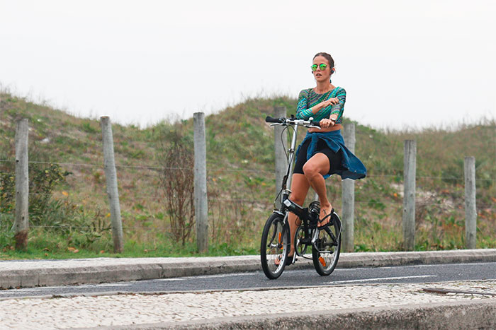 Fernanda Freitas pedala na orla carioca