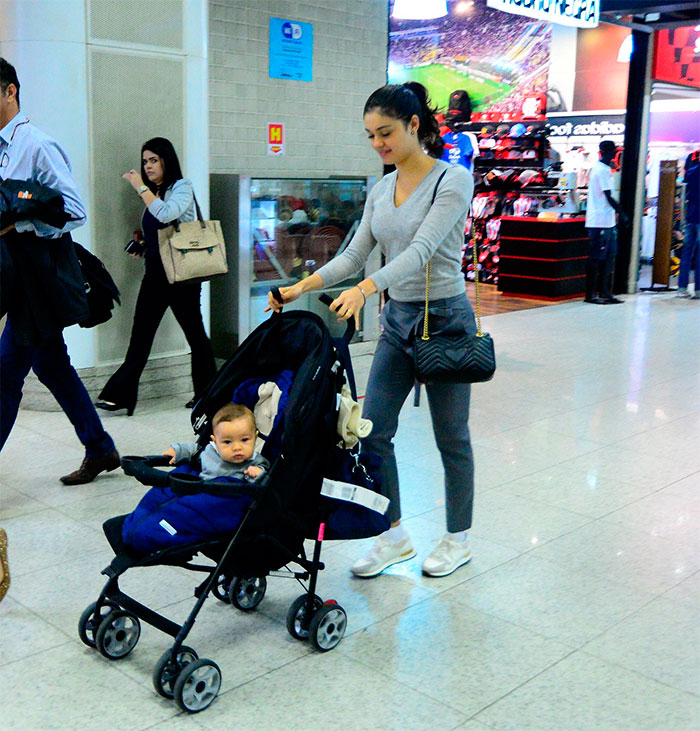 Com o filho, Sophie Charlotte circula por aeroporto do Rio