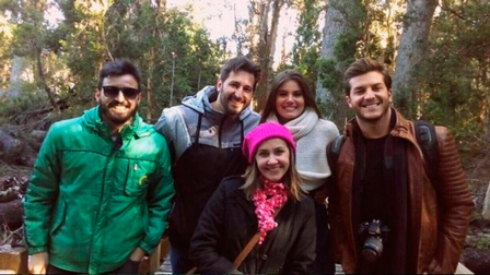 Camila Queiroz e Klébber Toledo posam com fãs em Bariloche