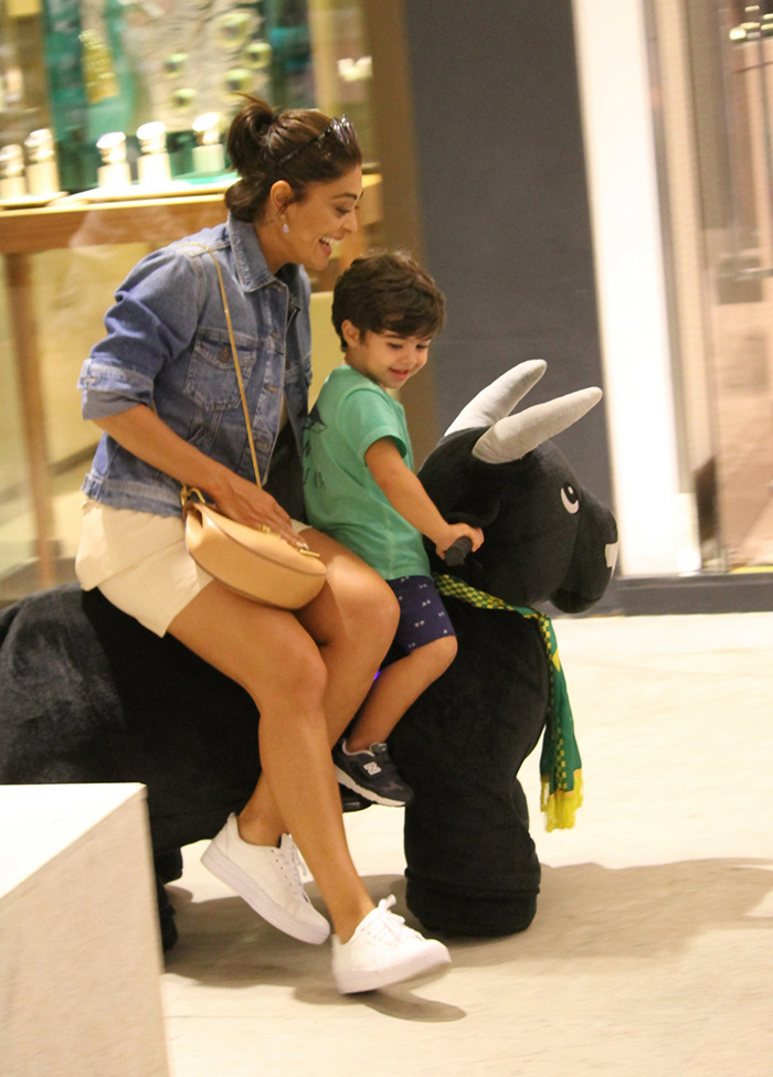  Fofos! Juliana Paes brinca com os filhos em shopping carioca