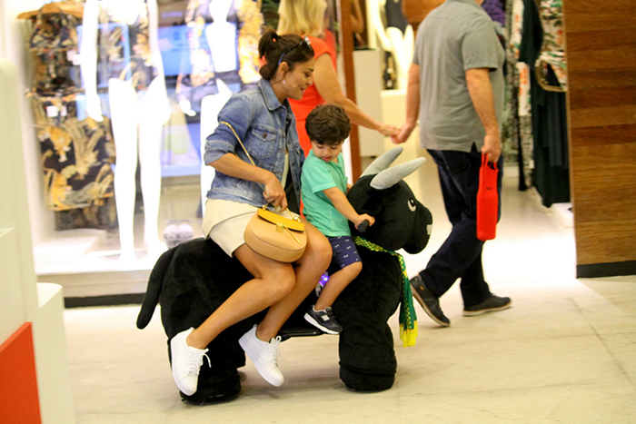  Fofos! Juliana Paes brinca com os filhos em shopping carioca