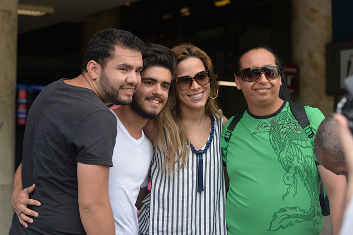 Wanessa Camargo reúne multidão ao desembarcar em aeroporto