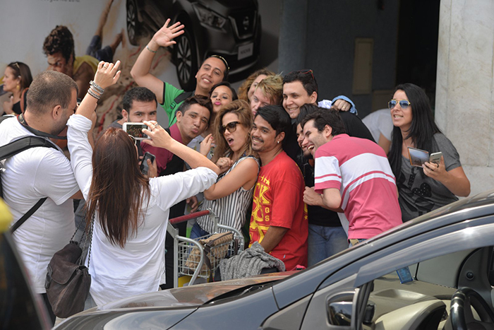 Wanessa Camargo reúne multidão ao desembarcar em aeroporto