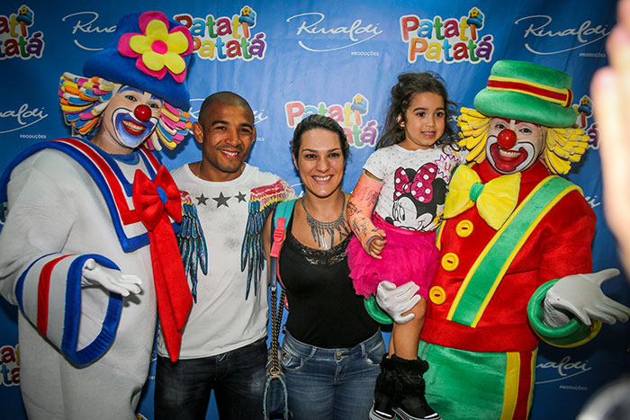 José Aldo leva a família para curtir show do Patati Patatá
