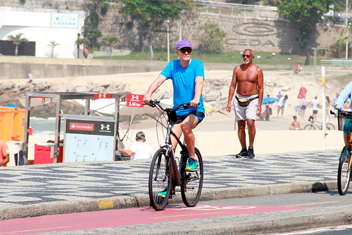 Marcos Caruso pedala pela Orla de Ipanema