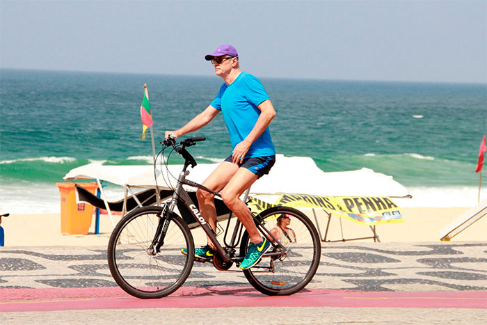 Marcos Caruso pedala pela Orla de Ipanema