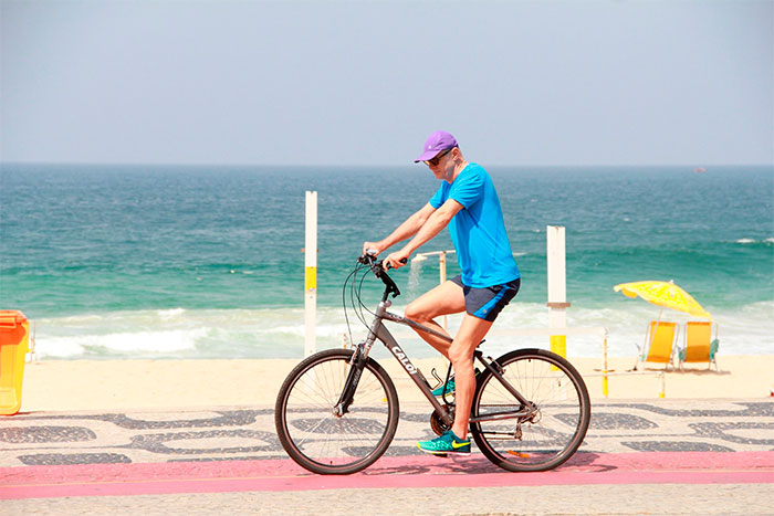 Marcos Caruso pedala pela Orla de Ipanema