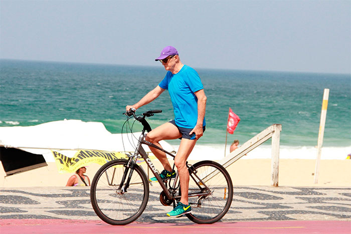 Marcos Caruso pedala pela Orla de Ipanema