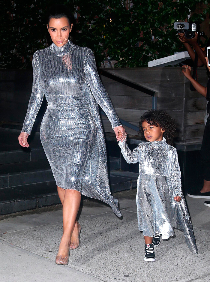 Kim Kardashian e North West usam look ‘tal mãe, tal filha’