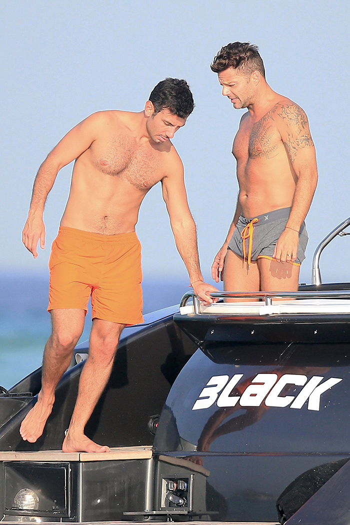 Ricky Martin e o namorado mostram boa forma em Ibiza