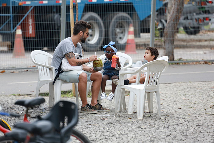Bruno Gagliasso passeia com a filha Titi pelas ruas do Rio