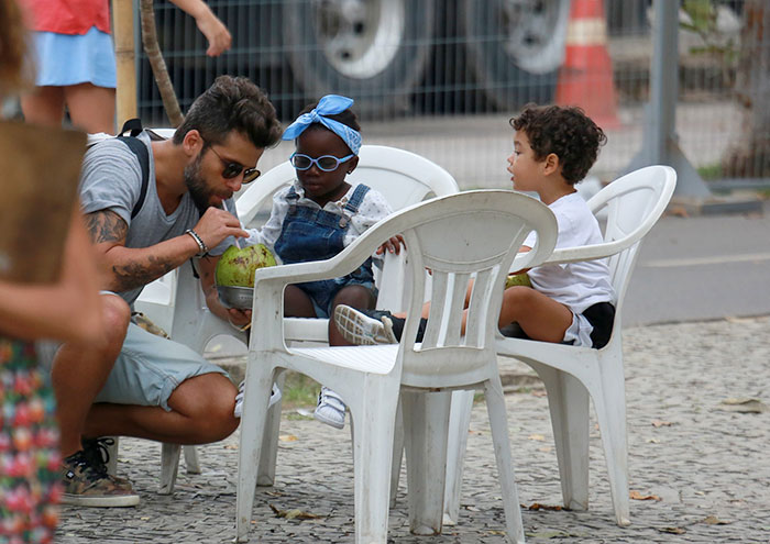 Bruno Gagliasso passeia com a filha Titi pelas ruas do Rio