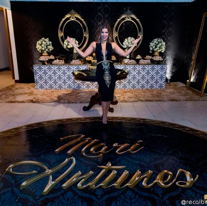  Mari Antunes exibe novo visual durante festa de aniversário