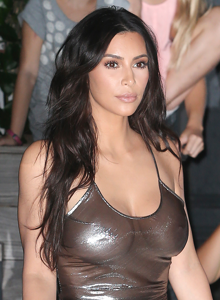 Kim Kardashian mostra demais com look transparente