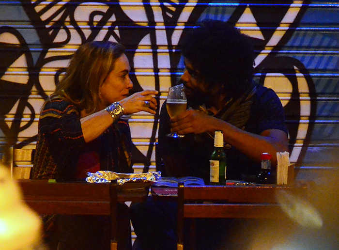  Cissa Guimarães brinda com amigo em bar carioca