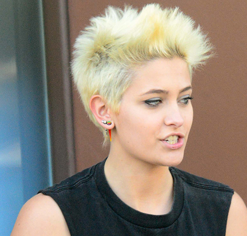 E já que estávamos falando que Miley Cyrus, dá uma olhadinha se ela não estava cada vez mais parecida com a estrela da música