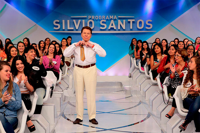  Sílvio Santos troca de roupa no palco de seu programa