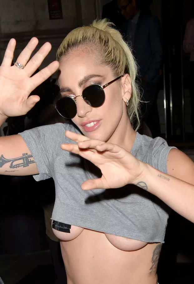 Lady Gaga aposta em shorts curtíssimo e seios à mostra