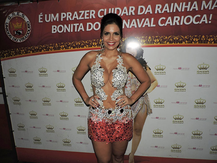 Raissa Machado posa decotadíssima em noite de samba