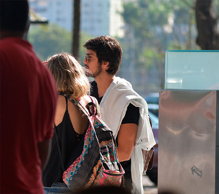 Rodrigo Simas acena para fotógrafo ao desembarcar no Rio